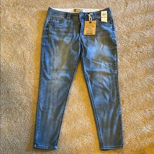 NWT Democracy Blue Ankle Cropped Jeans with Stretch